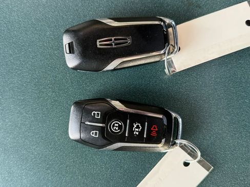 Used 2017 Lincoln MKX Premiere image 35