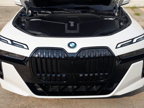 Used 2024 BMW i7 xDrive60 w/ Premium Package AWD/4WD image 7