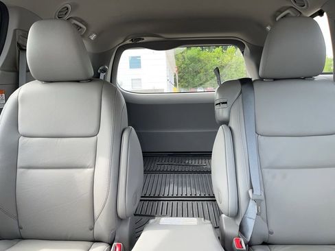 Used 2020 Toyota Sienna XLE w/ XLE Navigation Package FWD image 12