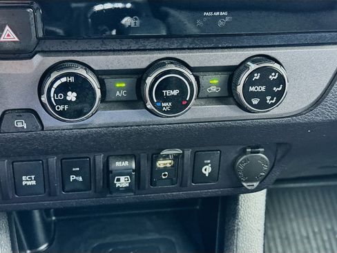 Used 2018 Toyota Tacoma TRD Off-Road w/ Technology Package image 12