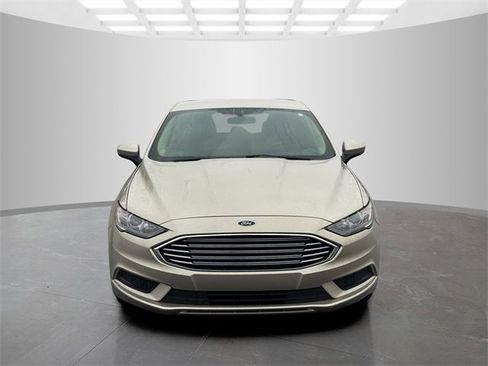 Used 2017 Ford Fusion SE w/ Fusion SE Technology Package image 2