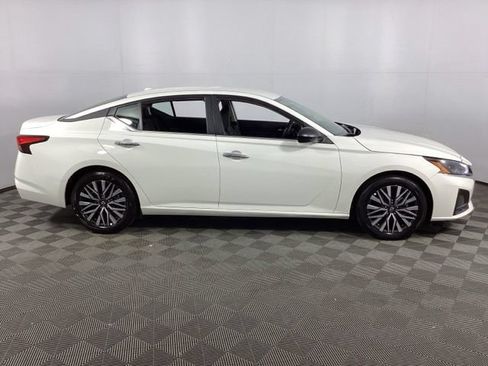 Used 2025 Nissan Altima 2.5 SV FWD image 10