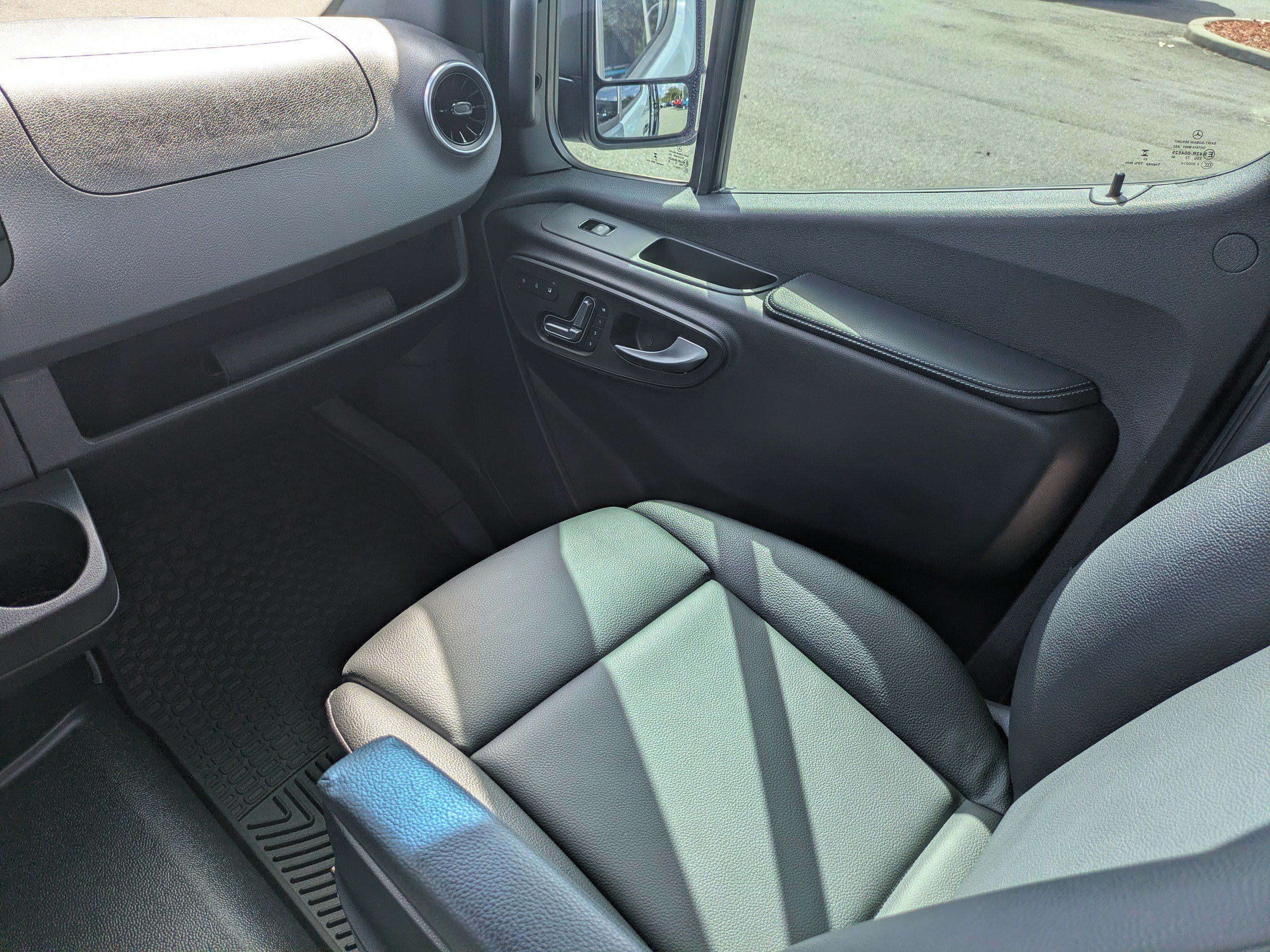 Used 2024 Mercedes-Benz Sprinter 2500 image 17