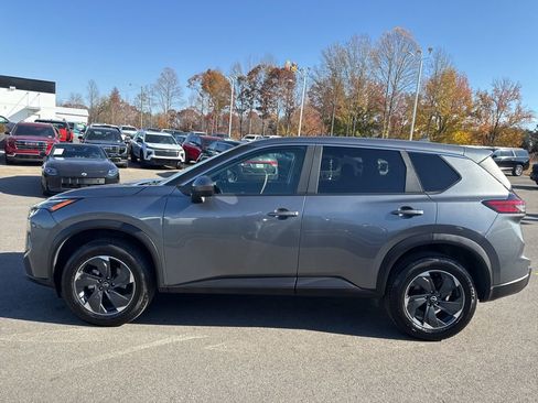 Used 2024 Nissan Rogue SV image 2