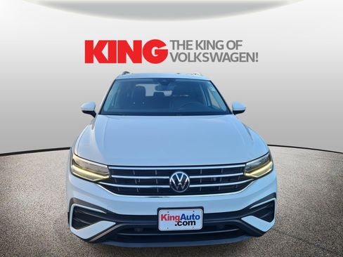 Used 2022 Volkswagen Tiguan SE w/ Panoramic Sunroof Package image 9