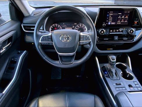 Used 2024 Toyota Highlander XLE image 5