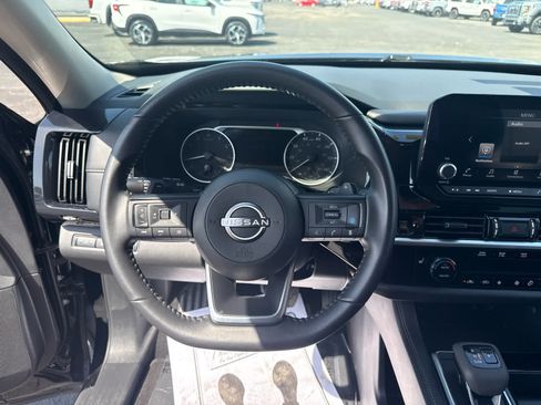 Used 2025 Nissan Pathfinder SV AWD/4WD image 14