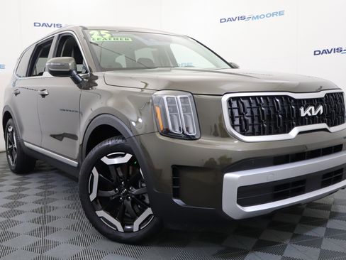 Used 2025 Kia Telluride EX w/ EX Captain's Chair Package image 2