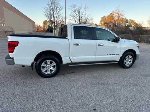 Used 2019 Nissan Titan SV image 35
