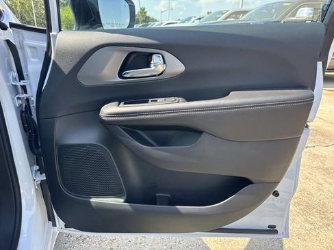 New 2027 Chrysler Pacifica Select FWD image 14