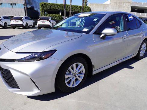 Used 2025 Toyota Camry LE w/ Convenience Package image 4