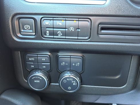 Used 2023 Chevrolet Suburban Premier image 23