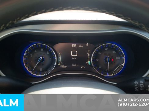 Used 2023 Chrysler Pacifica Touring-L image 13