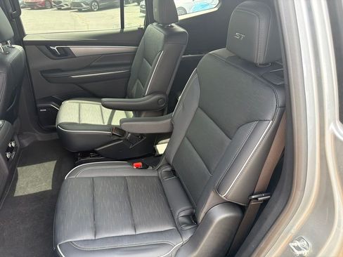 Used 2025 Buick Enclave Sport Touring FWD image 8