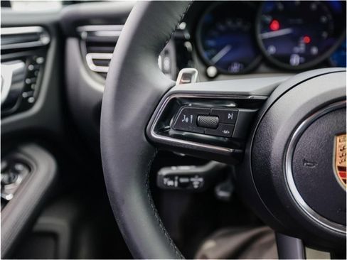Certified 2025 Porsche Macan image 17
