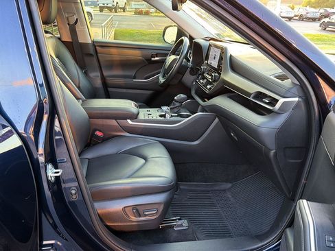 Used 2023 Toyota Highlander XLE FWD image 14