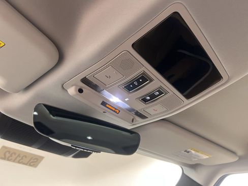 Used 2025 Land Rover Defender 110 S image 18