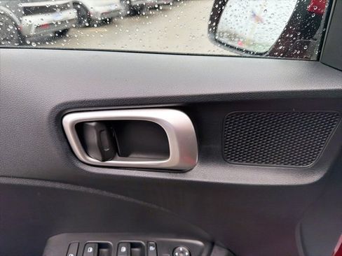 Certified 2025 Hyundai Venue SE image 13