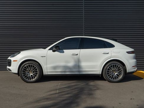 Used 2023 Porsche Cayenne Platinum Edition image 2