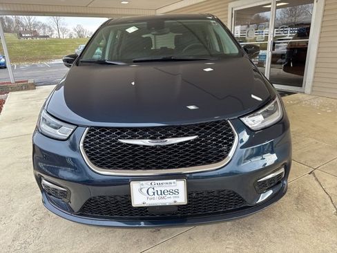 Used 2024 Chrysler Pacifica Touring-L image 13