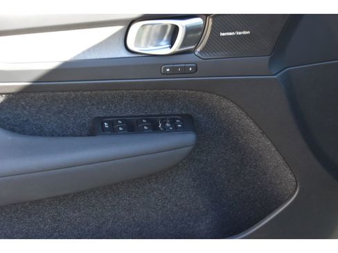 Certified 2025 Volvo XC40 B5 Ultra w/ Protection Package Premier image 27