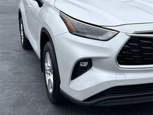 Used 2023 Toyota Highlander LE image 10