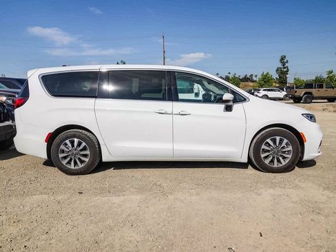 Certified 2023 Chrysler Pacifica Touring-L image 7