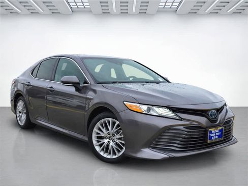Used 2020 Toyota Camry XLE image 8