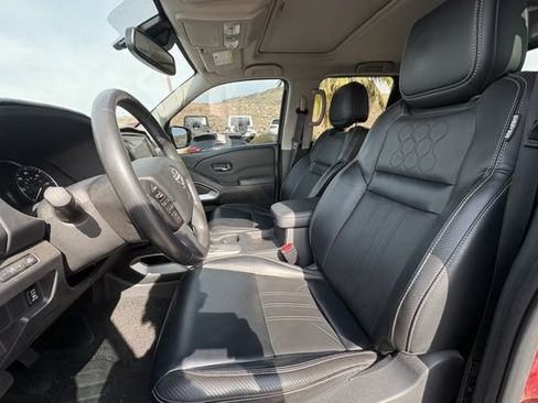 Used 2022 Nissan Frontier SV w/ SV Premium Package RWD image 9