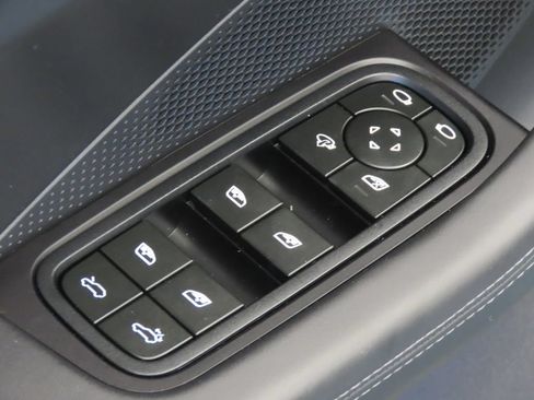 Used 2025 Porsche Macan 4 Electric w/ Premium Package AWD/4WD image 37