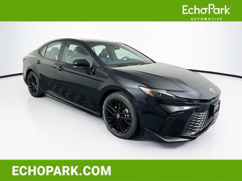Used 2025 Toyota Camry SE FWD image 1