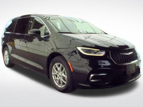 Used 2023 Chrysler Pacifica Touring-L FWD image 8