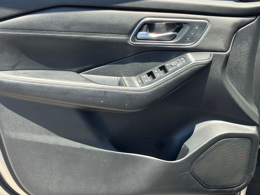 Used 2024 Nissan Rogue Platinum w/ Platinum Premium Package FWD image 16