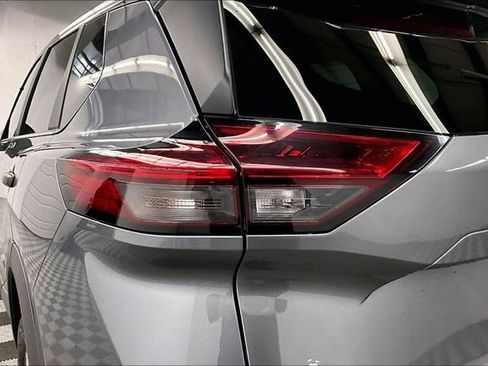 Used 2025 Nissan Rogue S image 30