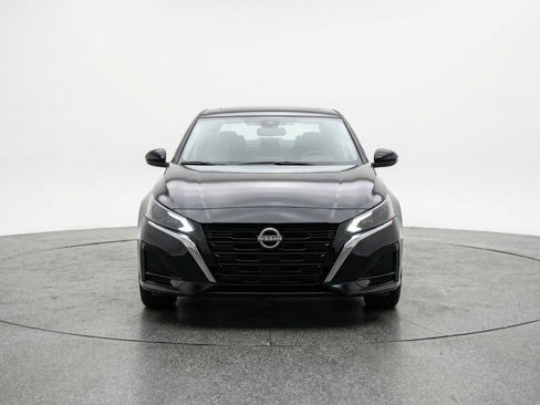 Used 2025 Nissan Altima 2.5 SV FWD image 2