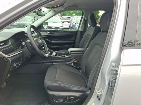 Used 2023 Jeep Grand Cherokee Laredo AWD/4WD image 13