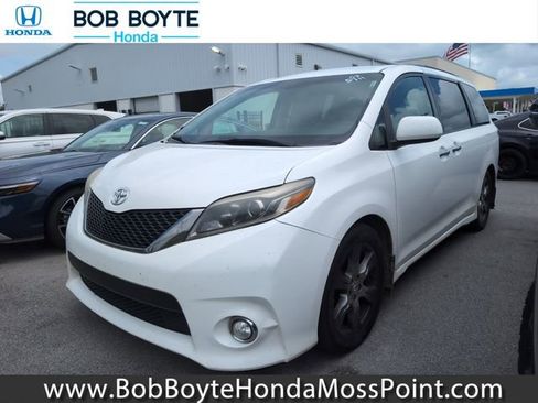 Used 2017 Toyota Sienna SE FWD image 1