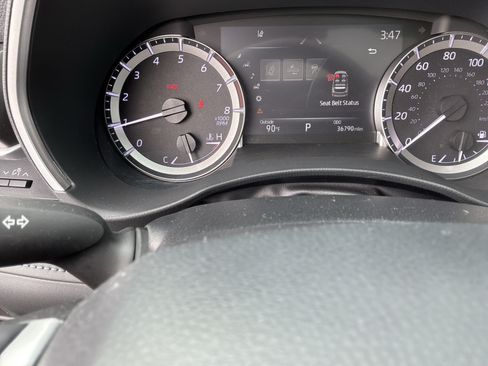 Used 2023 Toyota Highlander XLE FWD image 22