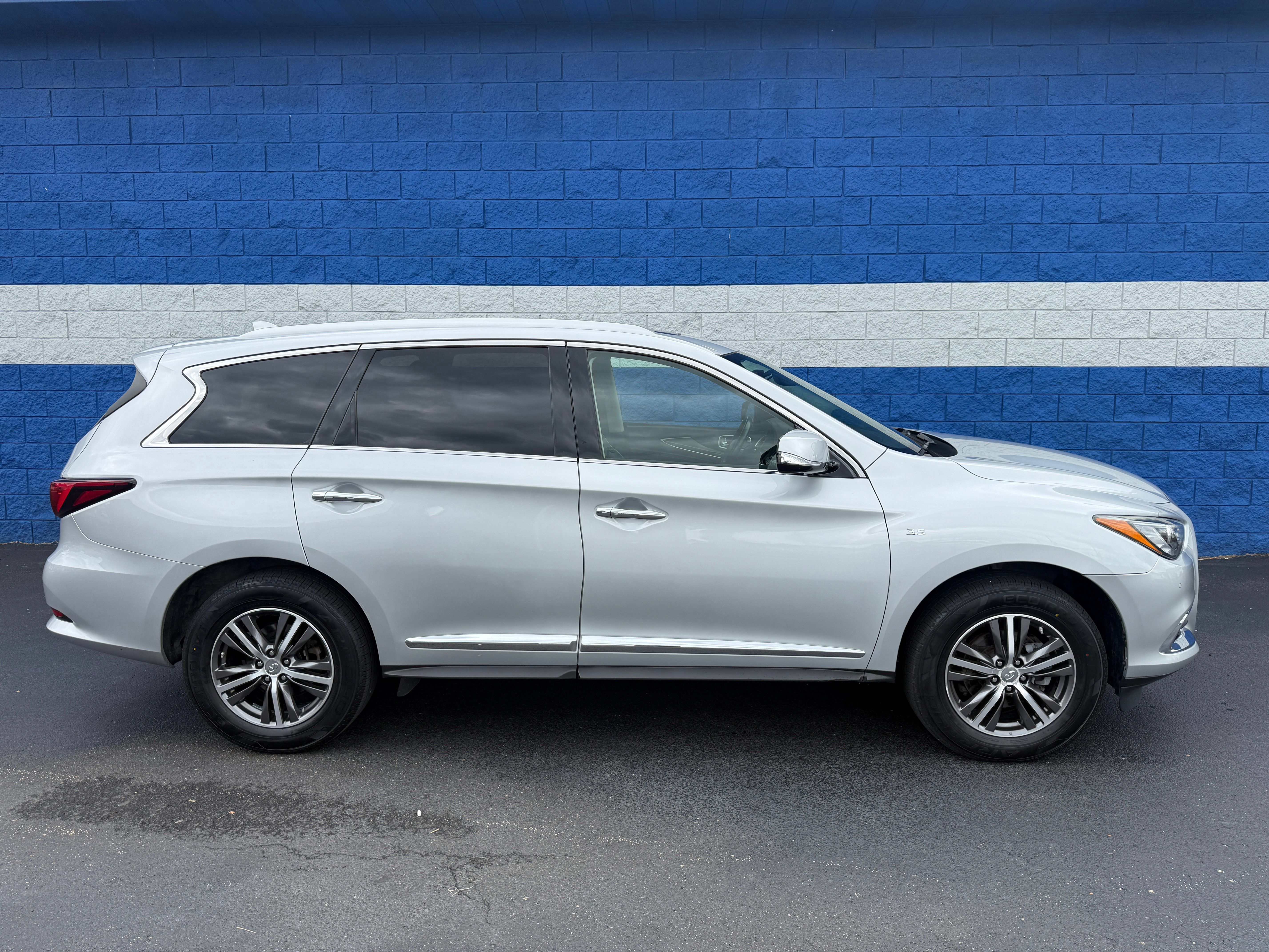 Used 2019 INFINITI QX60 Luxe w/ Essential Package AWD/4WD image 2
