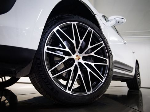 Certified 2026 Porsche Macan AWD/4WD image 12