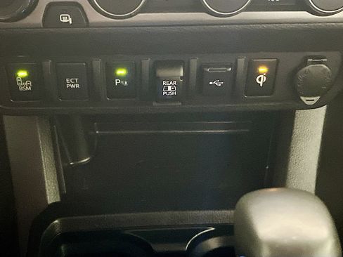 Used 2022 Toyota Tacoma TRD Off-Road w/ Technology Package AWD/4WD image 20