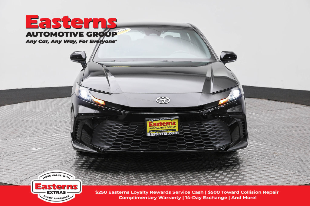 Used 2025 Toyota Camry SE FWD image 3