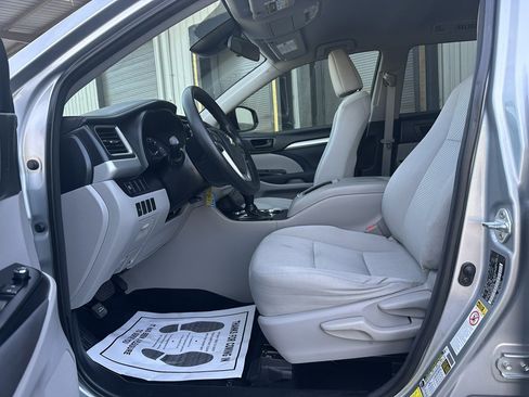 Used 2017 Toyota Highlander LE image 13