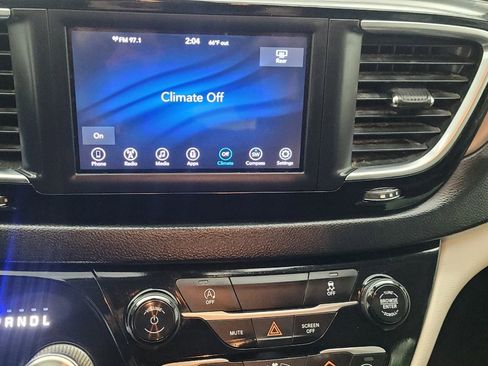 Used 2020 Chrysler Voyager L image 25