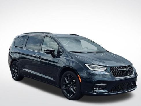 Used 2025 Chrysler Pacifica Limited FWD image 4
