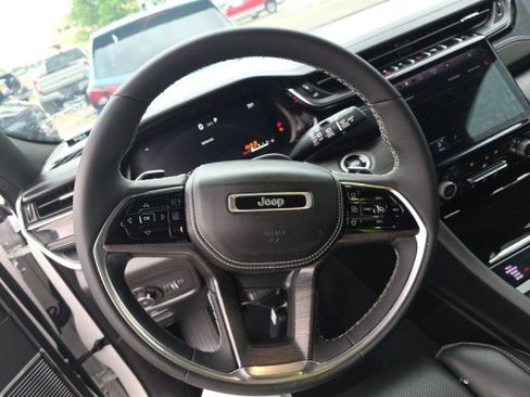 Used 2023 Jeep Grand Cherokee Overland w/ Luxury Tech Group IV AWD/4WD image 10