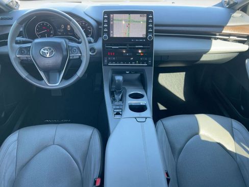 Used 2019 Toyota Avalon Limited image 16