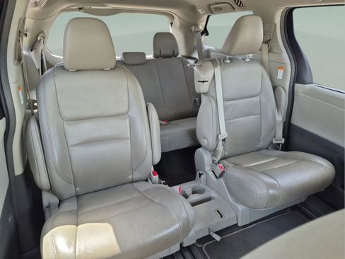 Used 2019 Toyota Sienna XLE w/ XLE Navigation Package FWD image 15