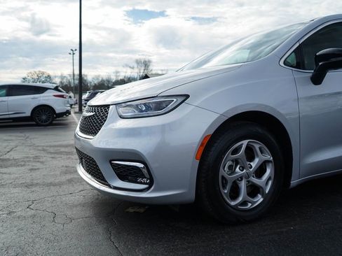 Used 2024 Chrysler Pacifica Limited image 10