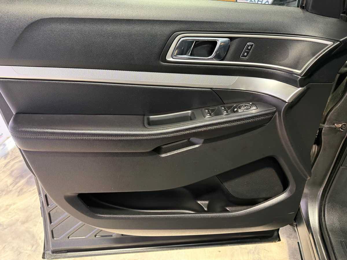Used 2017 Ford Explorer XLT AWD/4WD image 53